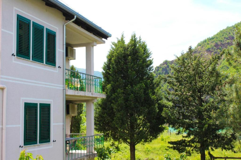 Agroturizem Hotel Vila Franceze Koman Екстериор снимка