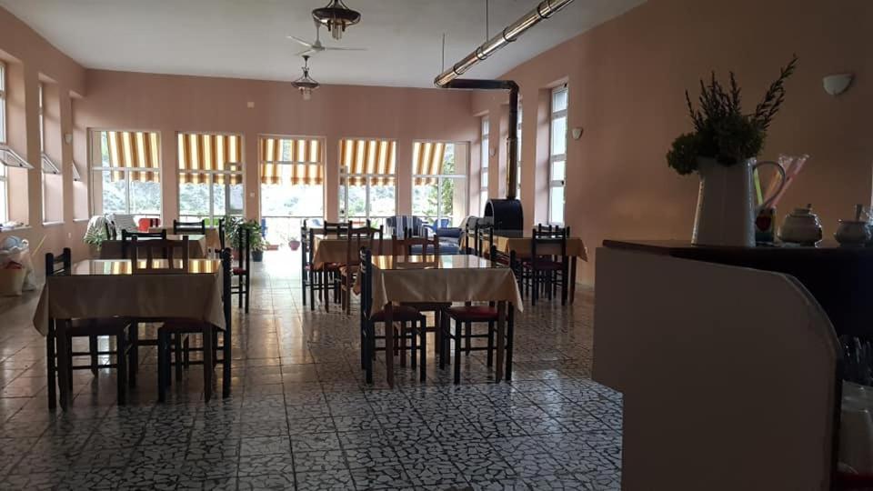 Agroturizem Hotel Vila Franceze Koman Екстериор снимка