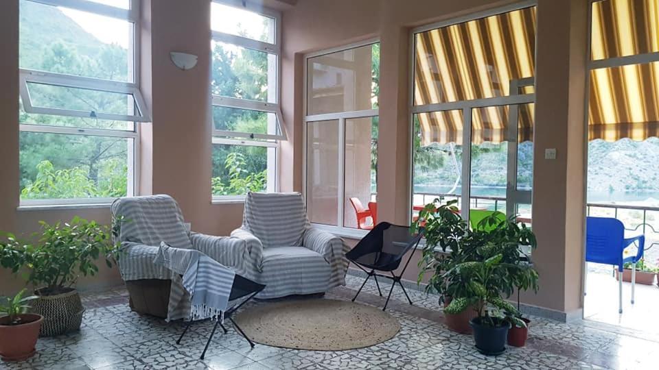 Agroturizem Hotel Vila Franceze Koman Екстериор снимка