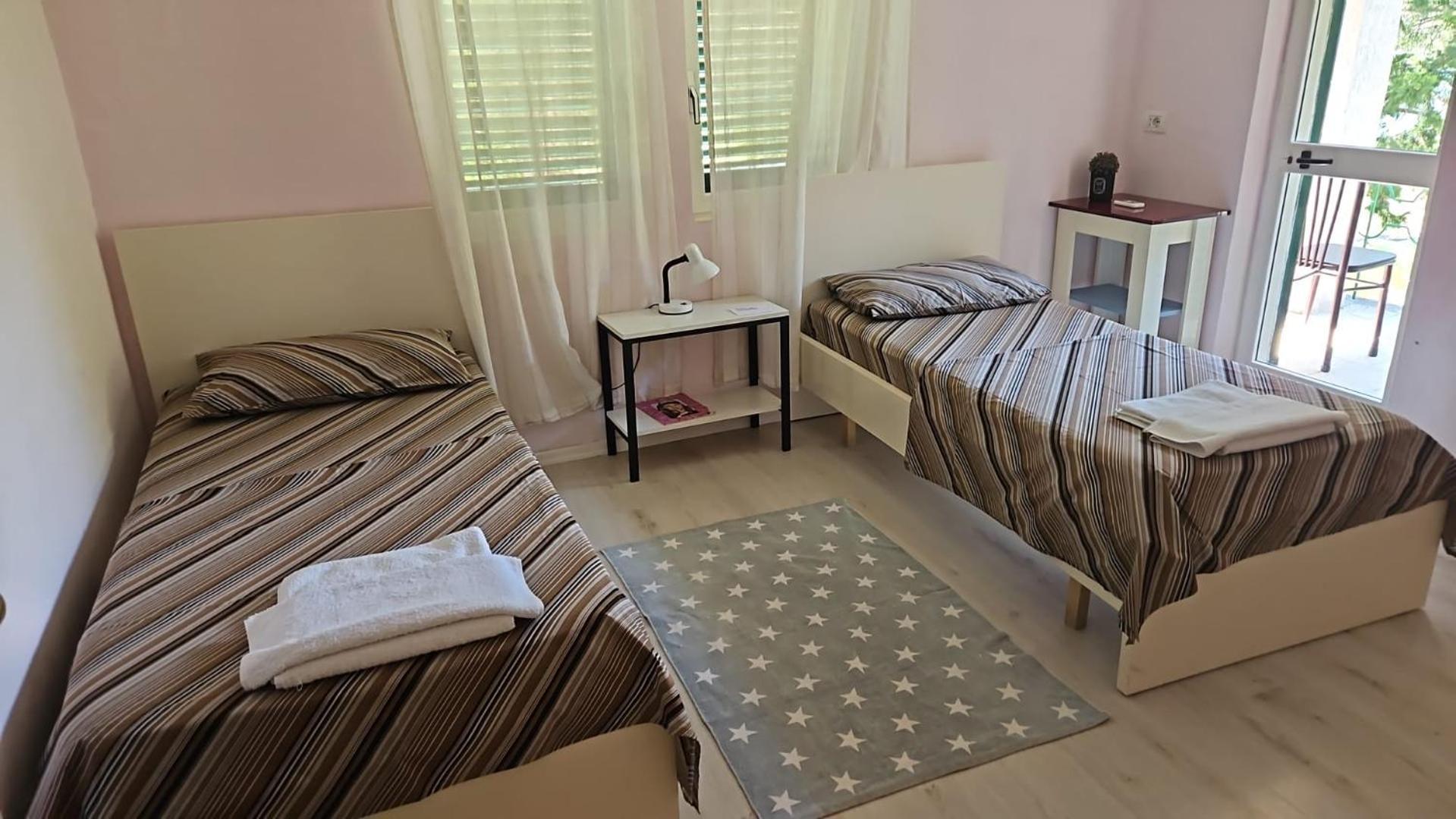Agroturizem Hotel Vila Franceze Koman Екстериор снимка