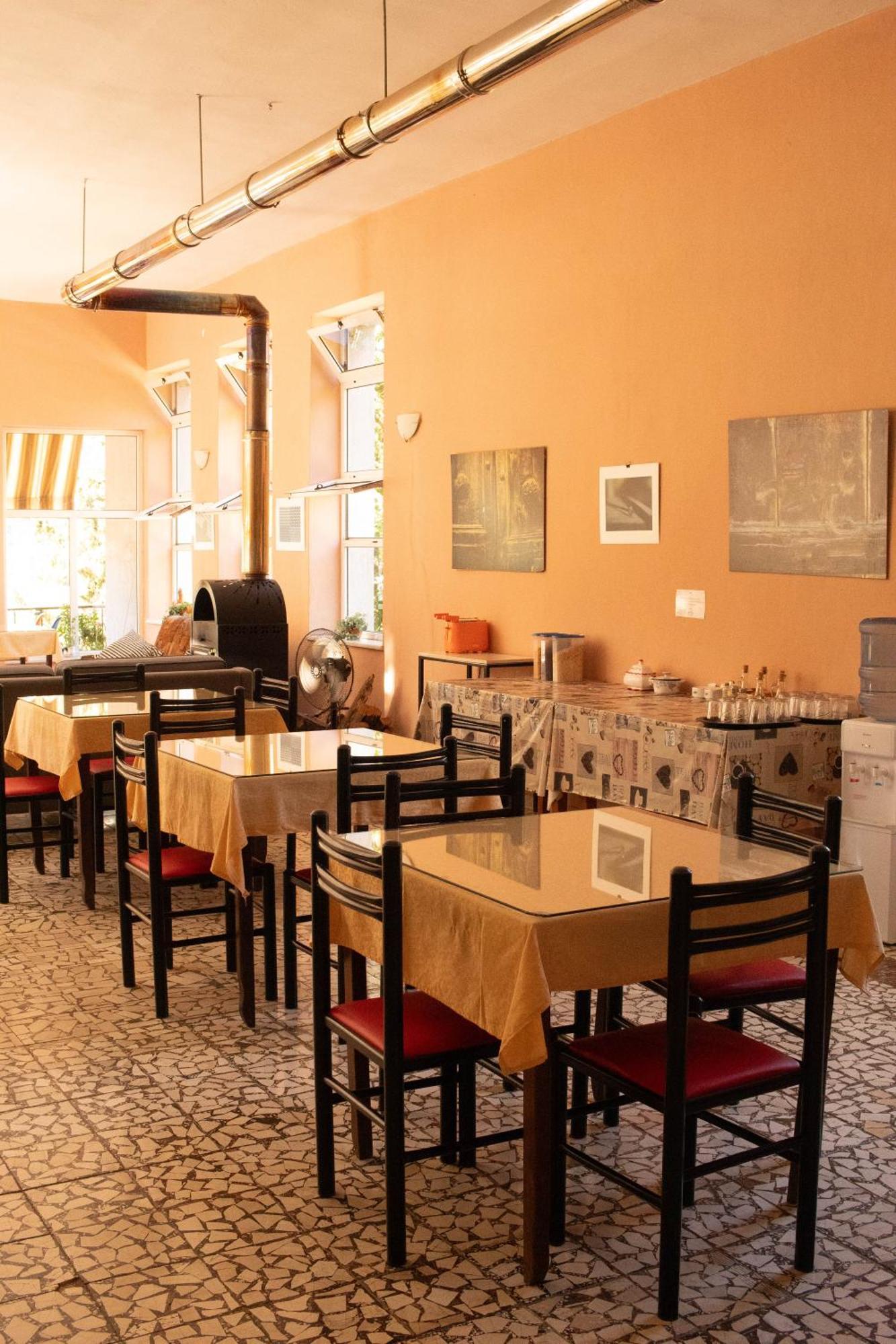 Agroturizem Hotel Vila Franceze Koman Екстериор снимка