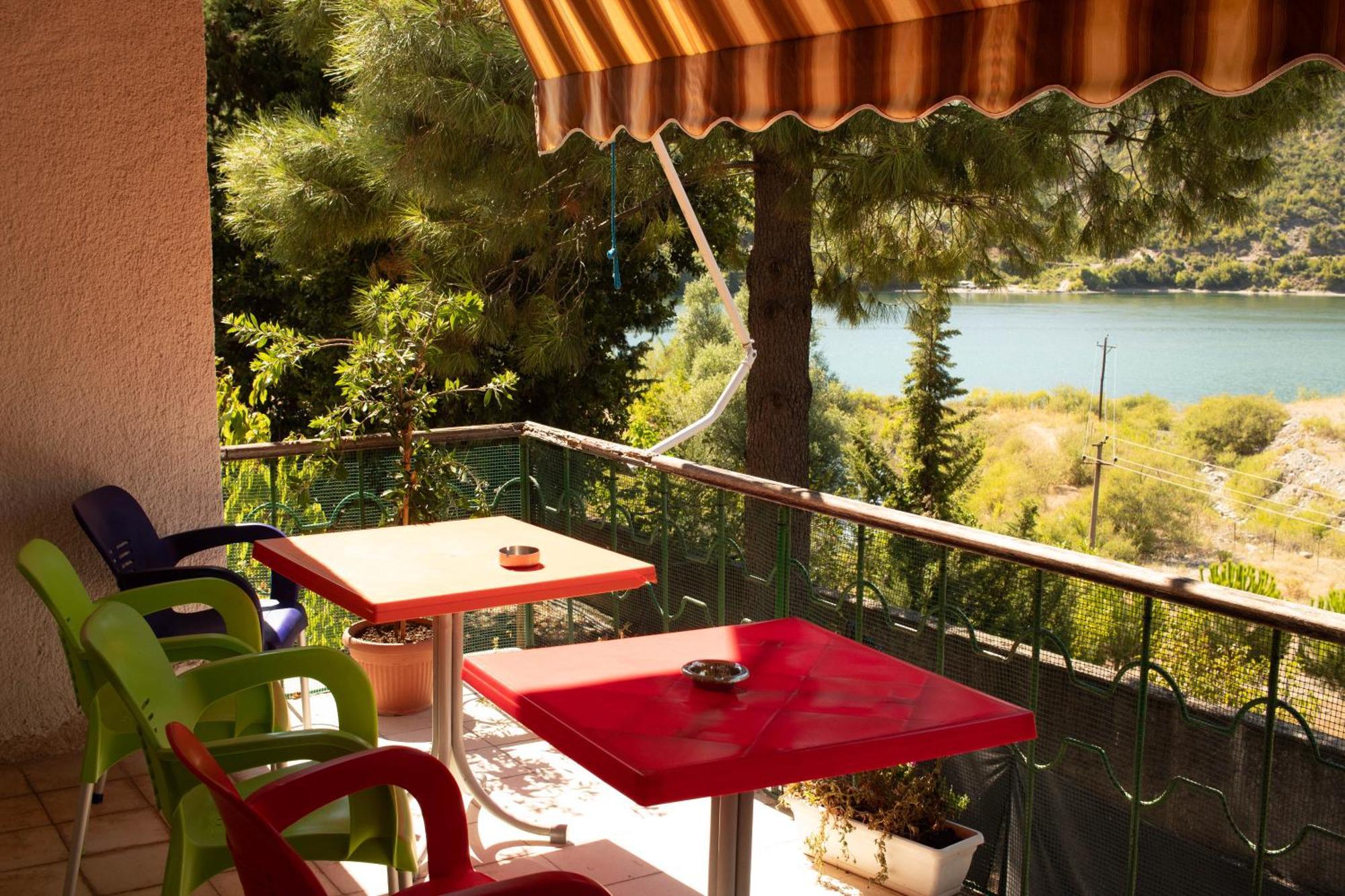 Agroturizem Hotel Vila Franceze Koman Екстериор снимка