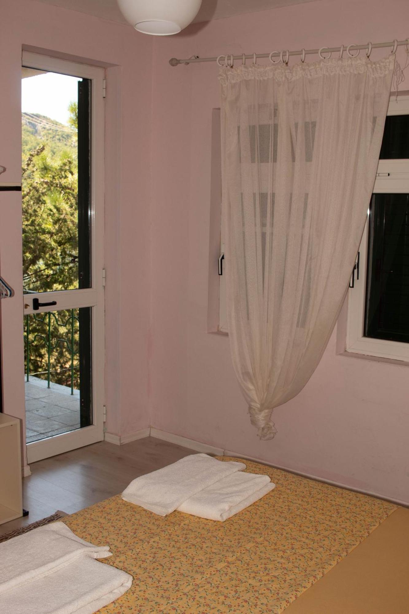 Agroturizem Hotel Vila Franceze Koman Екстериор снимка